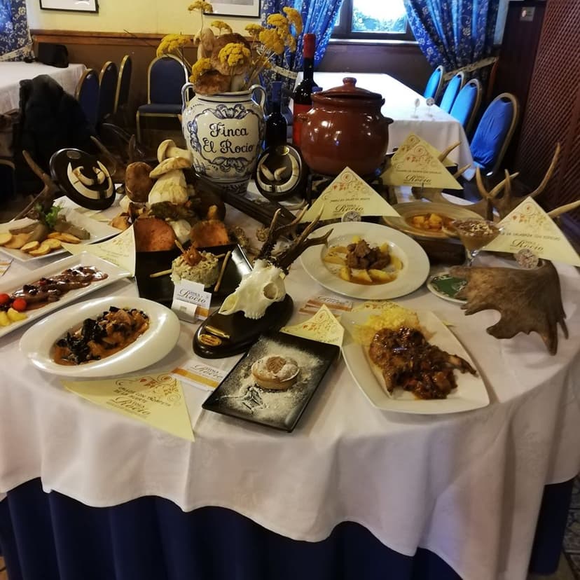 mesa con comida en finca el rocio
